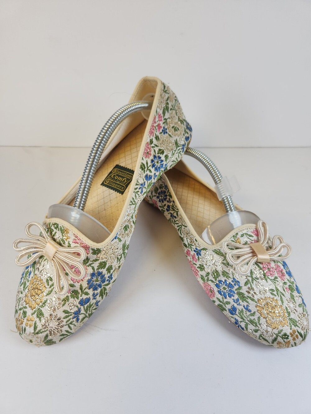 Vintage Daniel Green "Comfy" Slippers Lotus Floral Tapestry Cream Brocade 6.5
